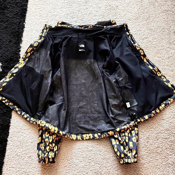 $55 firm New with tag North face hydren wind wall jacket size M in yellow/black - Picture 8 of 15